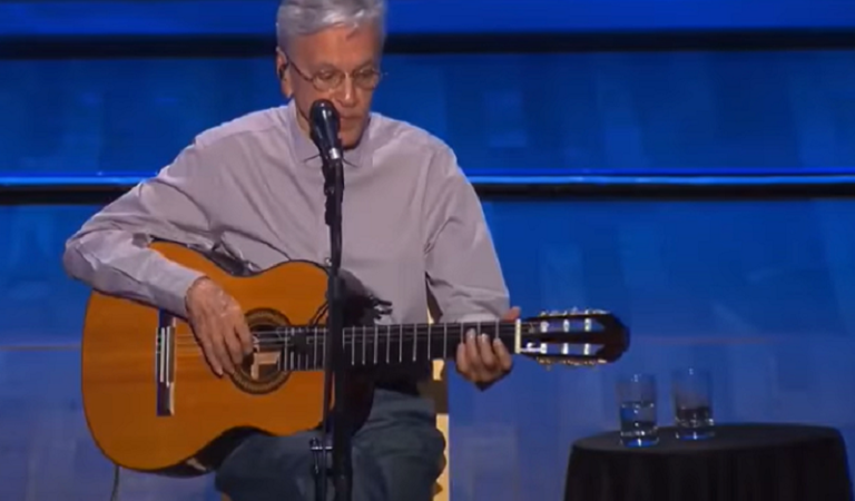 Caetano Veloso explica uso de louvor em show com Maria Betânia