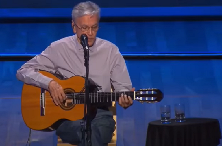 Caetano Veloso explica uso de louvor em show com Maria Betânia