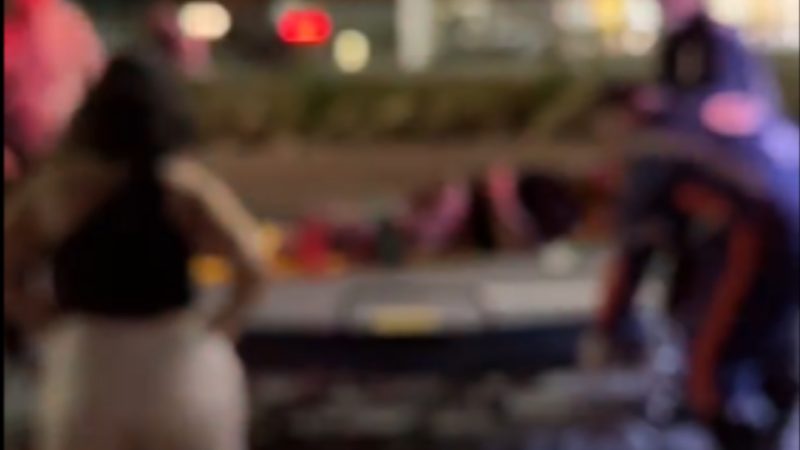 Mulher fica ferida após colisão de motocicleta e carro em Avenida da Zona norte de Manaus