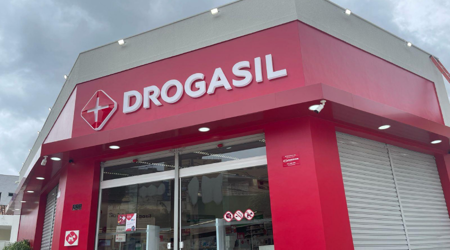 Quatro bandidos armados assaltam drogaria e rendem funcionários em Manaus