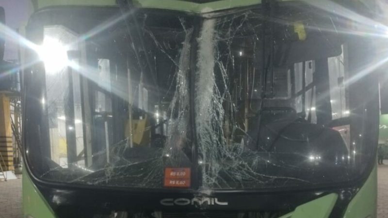 Motorista adormece ao volante e colide ‘busão’ em poste em Manaus