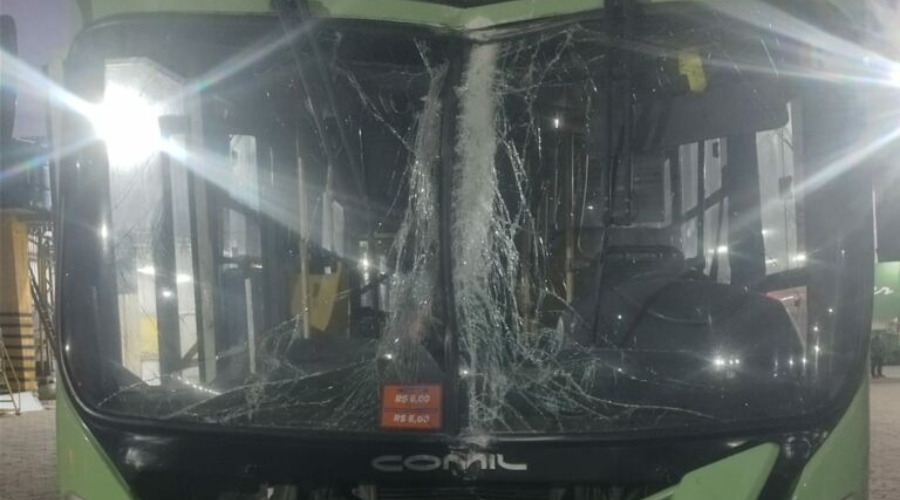 Motorista adormece ao volante e colide ‘busão’ em poste em Manaus