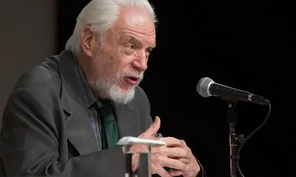 Escritor Cícero Sandroni, membro da ABL, morre aos 90 anos