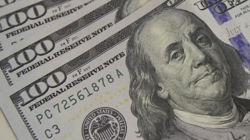 Dólar cai para R$ 5,56 à espera de pacote fiscal
