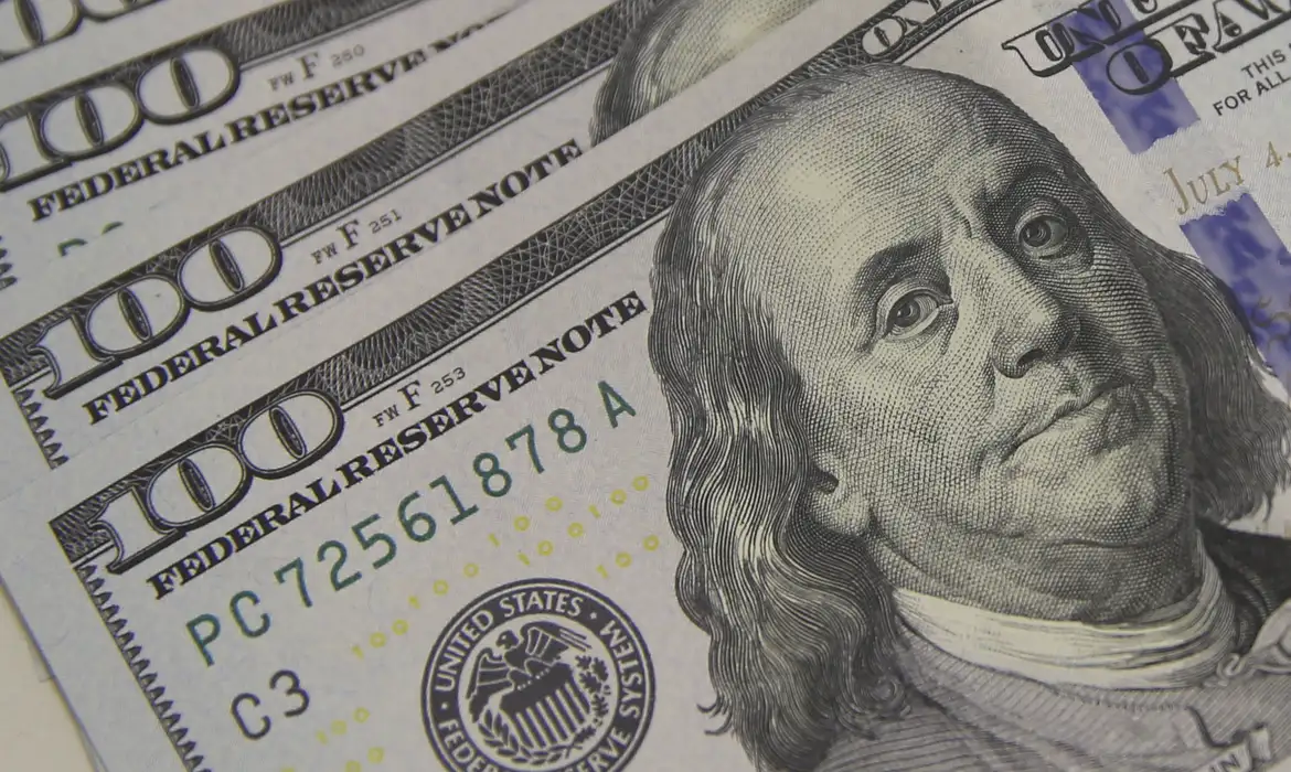 Dólar cai para R$ 5,56 à espera de pacote fiscal
