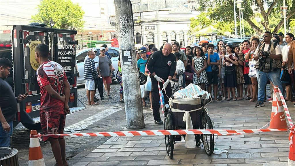 Homem é detido após andar com idoso morto no Centro de Manaus