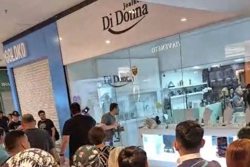 Três homens armados assaltam joalheria em shopping de Manaus