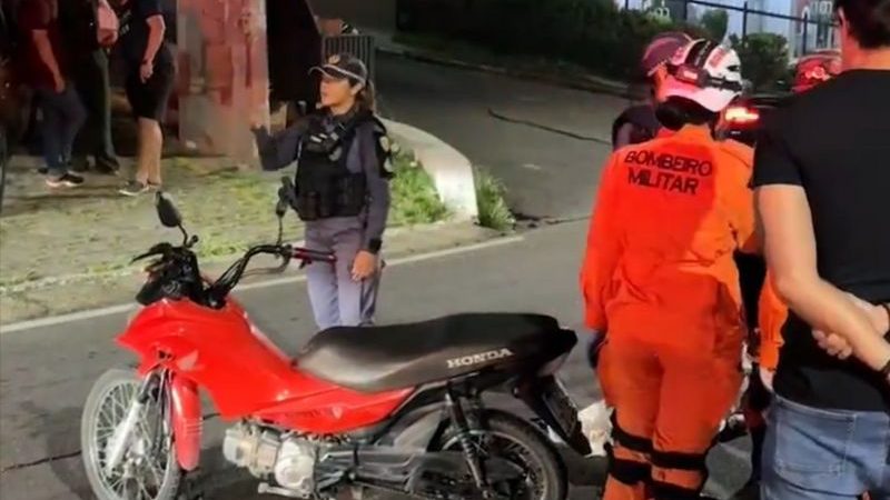 Mulher morre ao bater na traseira de carro, cair da moto e ser atropelada