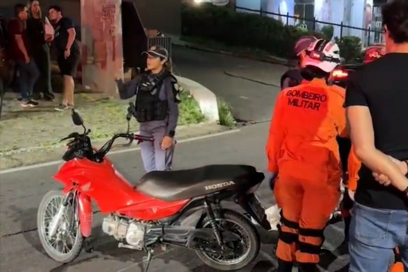 Mulher morre ao bater na traseira de carro, cair da moto e ser atropelada
