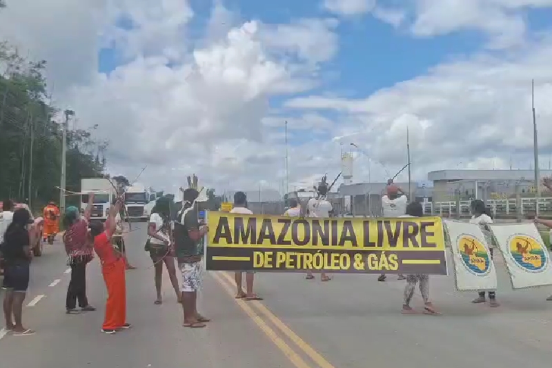 Indígenas bloqueiam rodovia no AM em protesto contra exploração mineral