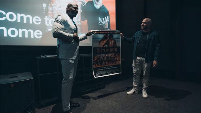 Ator Terry Crews ganha pôster de Cidade de Deus e se emociona