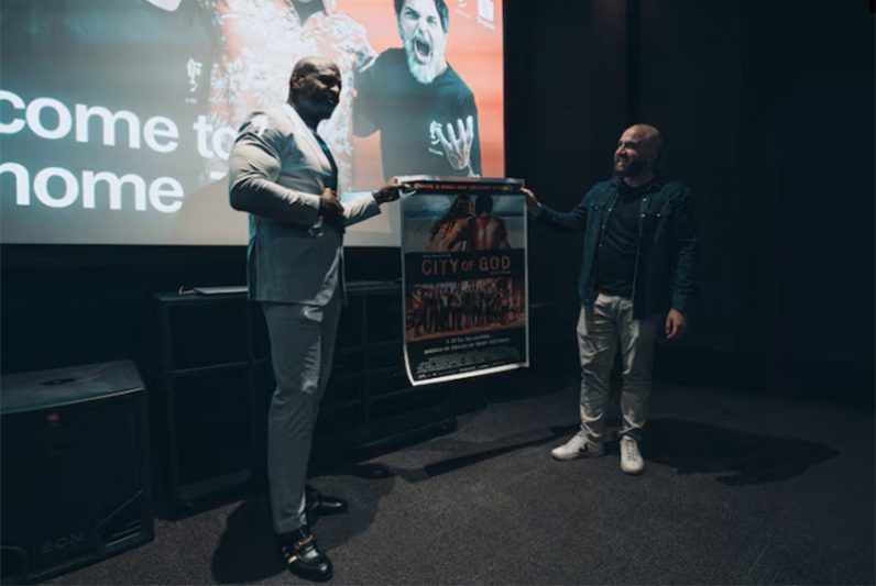 Ator Terry Crews ganha pôster de Cidade de Deus e se emociona