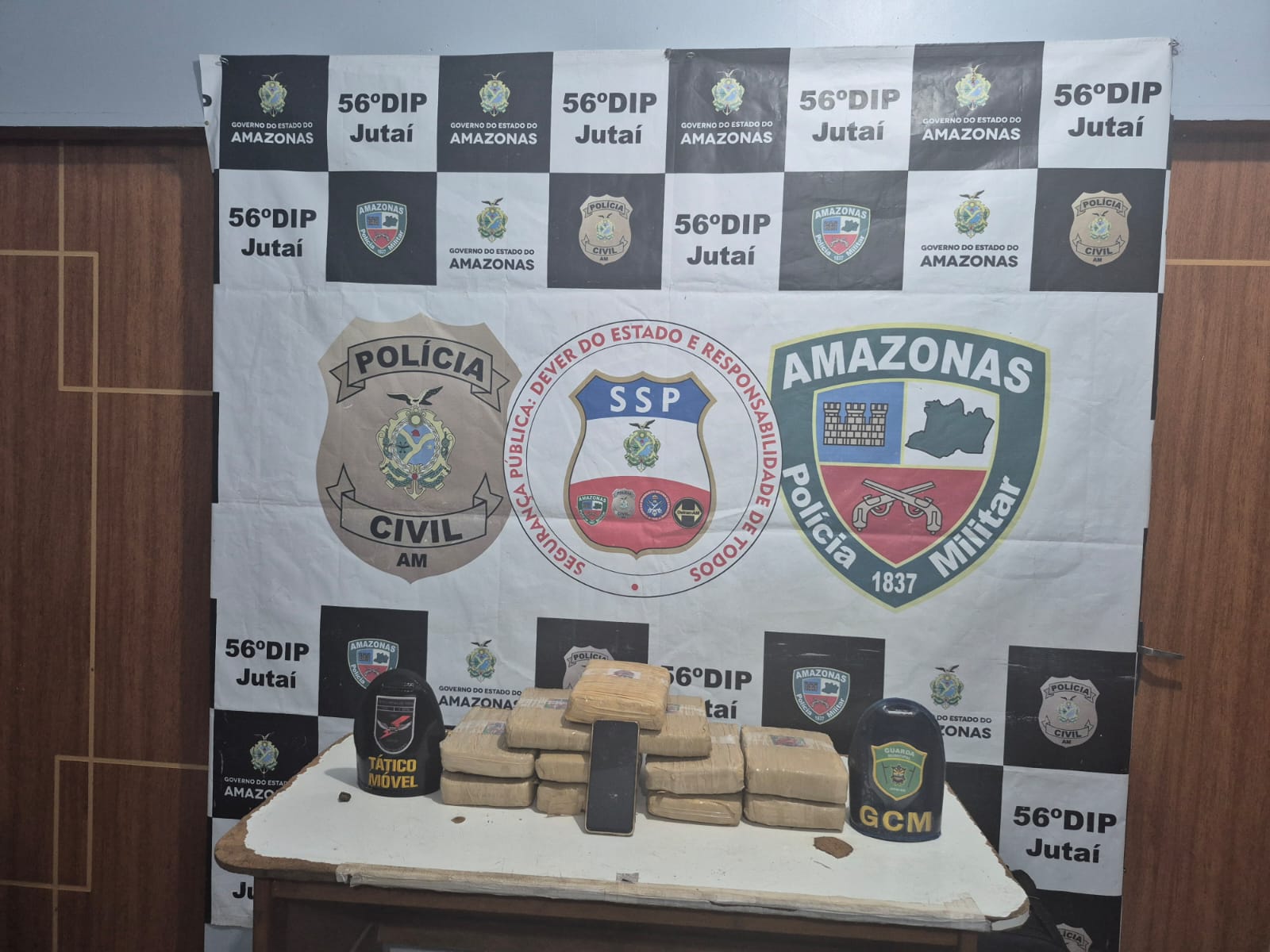 Polícia Militar do Amazonas prende mulher com 11 tabletes de droga no Porto de Jutaí