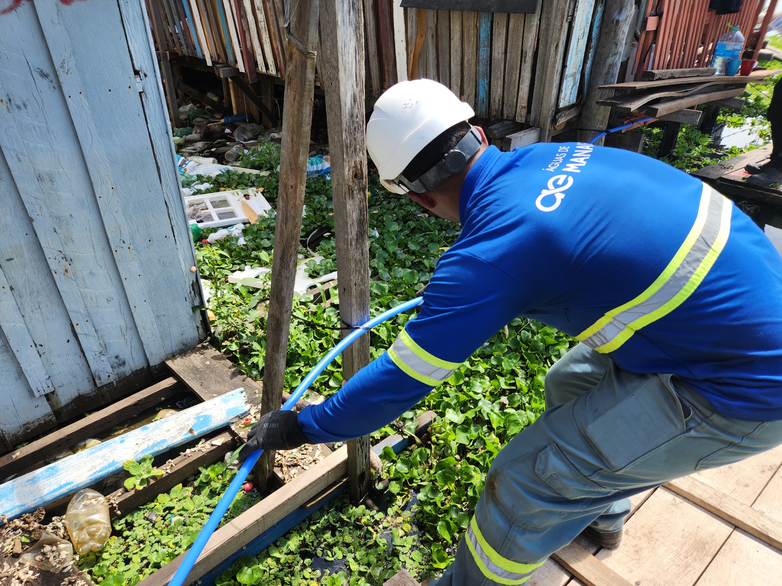 Educandos: rede de distribuição de água tratada é adaptada em palafitas em período de cheia e beneficia mais de 500 pessoas