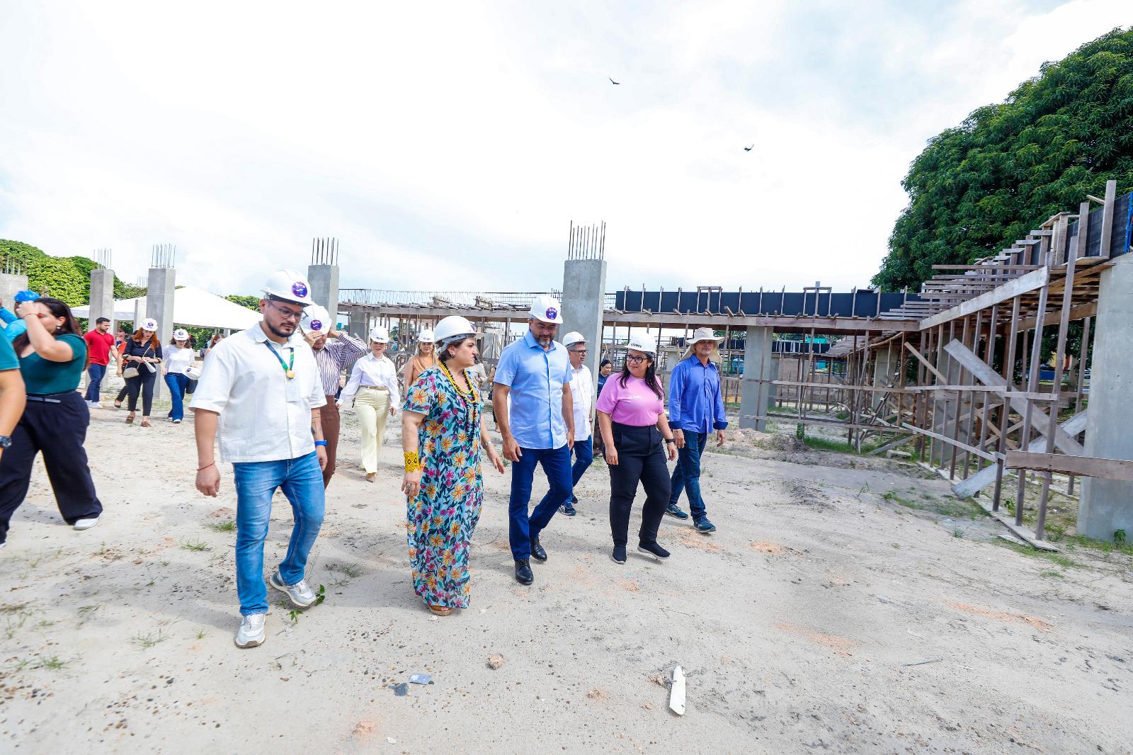 Governador Wilson Lima e ministra Márcia Lopes vistoriam obras da Casa da Mulher Brasileira