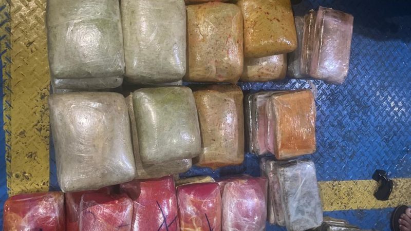 Em Tefé, PMAM prende trio e apreende adolescente com 92 kg de drogas em embarcação