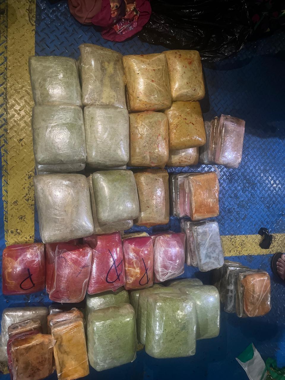 Em Tefé, PMAM prende trio e apreende adolescente com 92 kg de drogas em embarcação