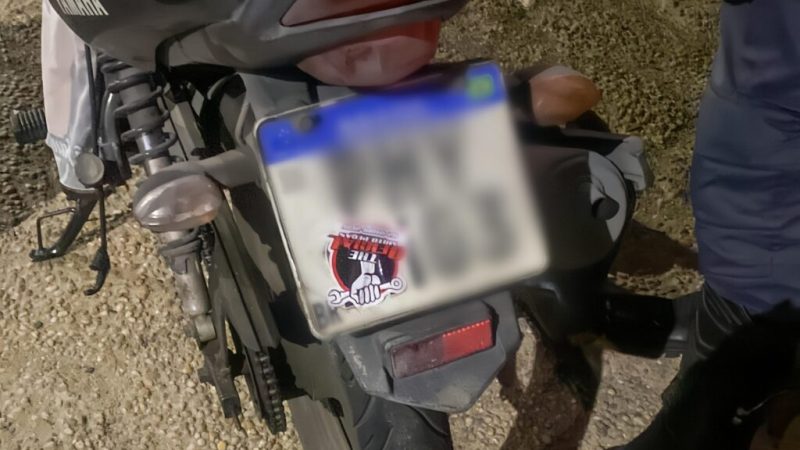 Motociclista com placa adulterada é preso após perseguição no bairro Ponta Negra em Manaus