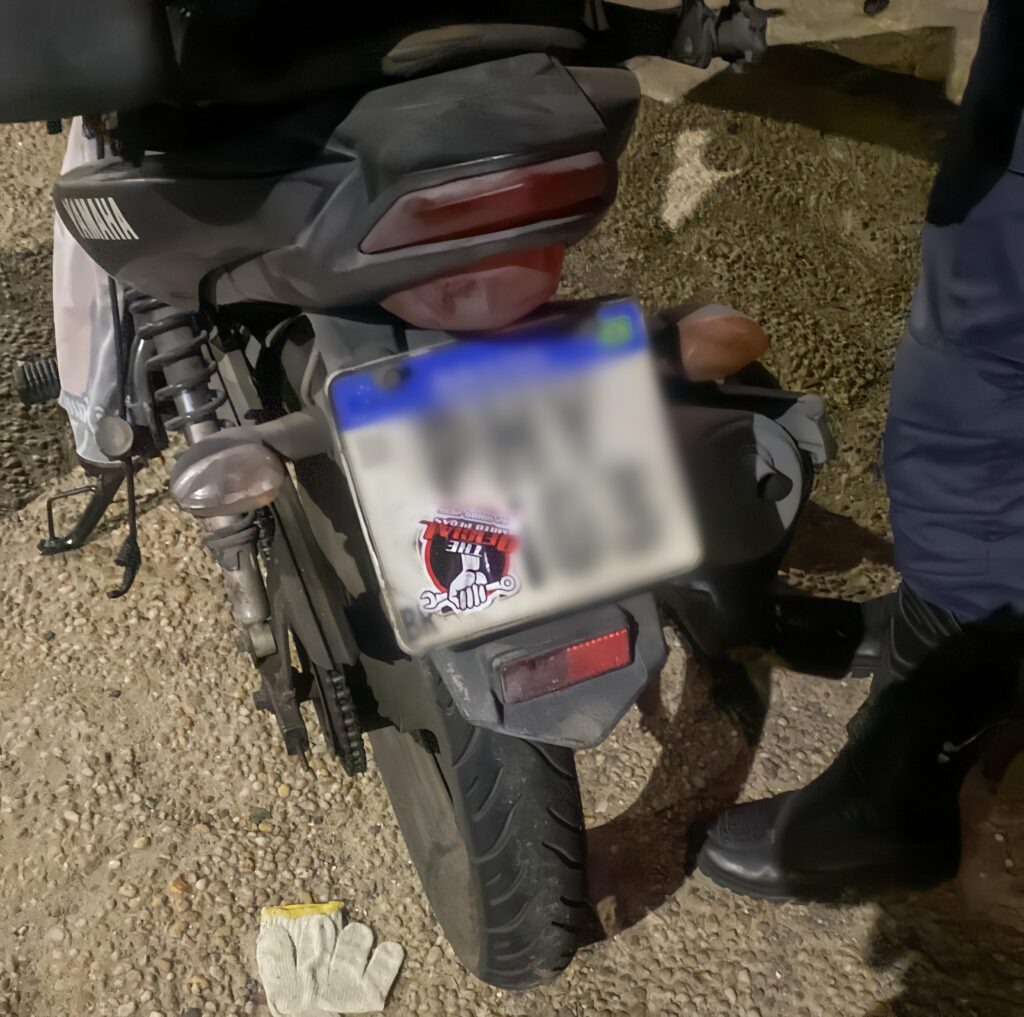 Motociclista com placa adulterada é preso após perseguição no bairro Ponta Negra em Manaus