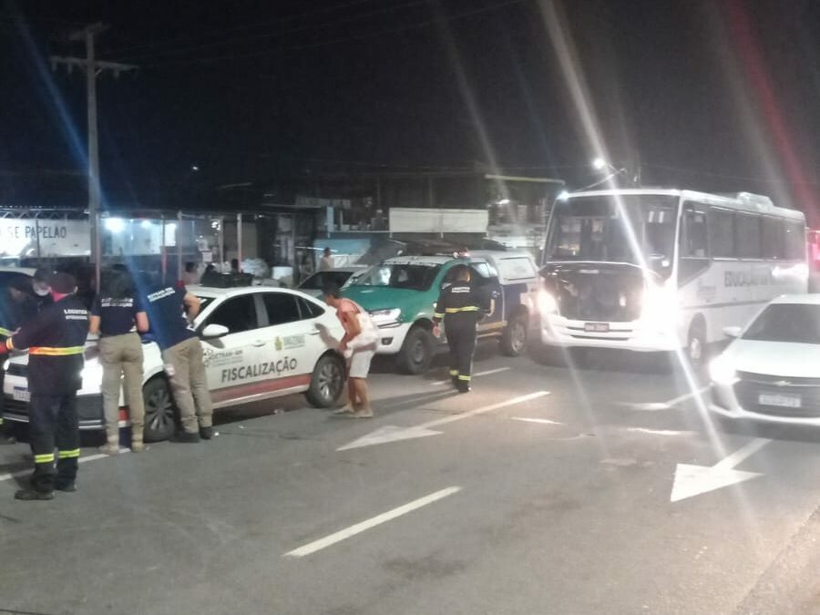 PMAM e Detran-AM liberam avenida interditada por ‘paredões’ de veículos e multidão em festa clandestina