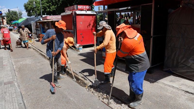 Prefeitura de Manaus realiza manutenção em canaletas no centro histórico e reforça compromisso com a revitalização urbana