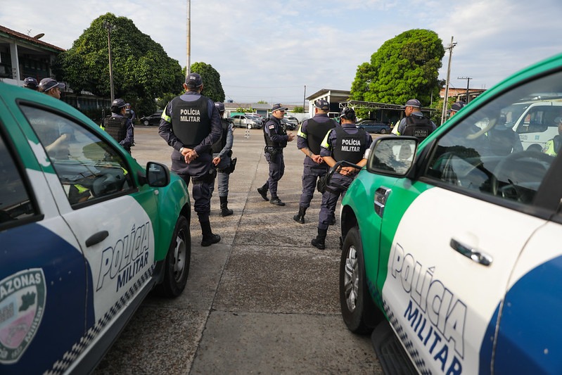 Polícia Militar do Amazonas prende dupla com 62 trouxinhas de drogas, após queda em motocicleta