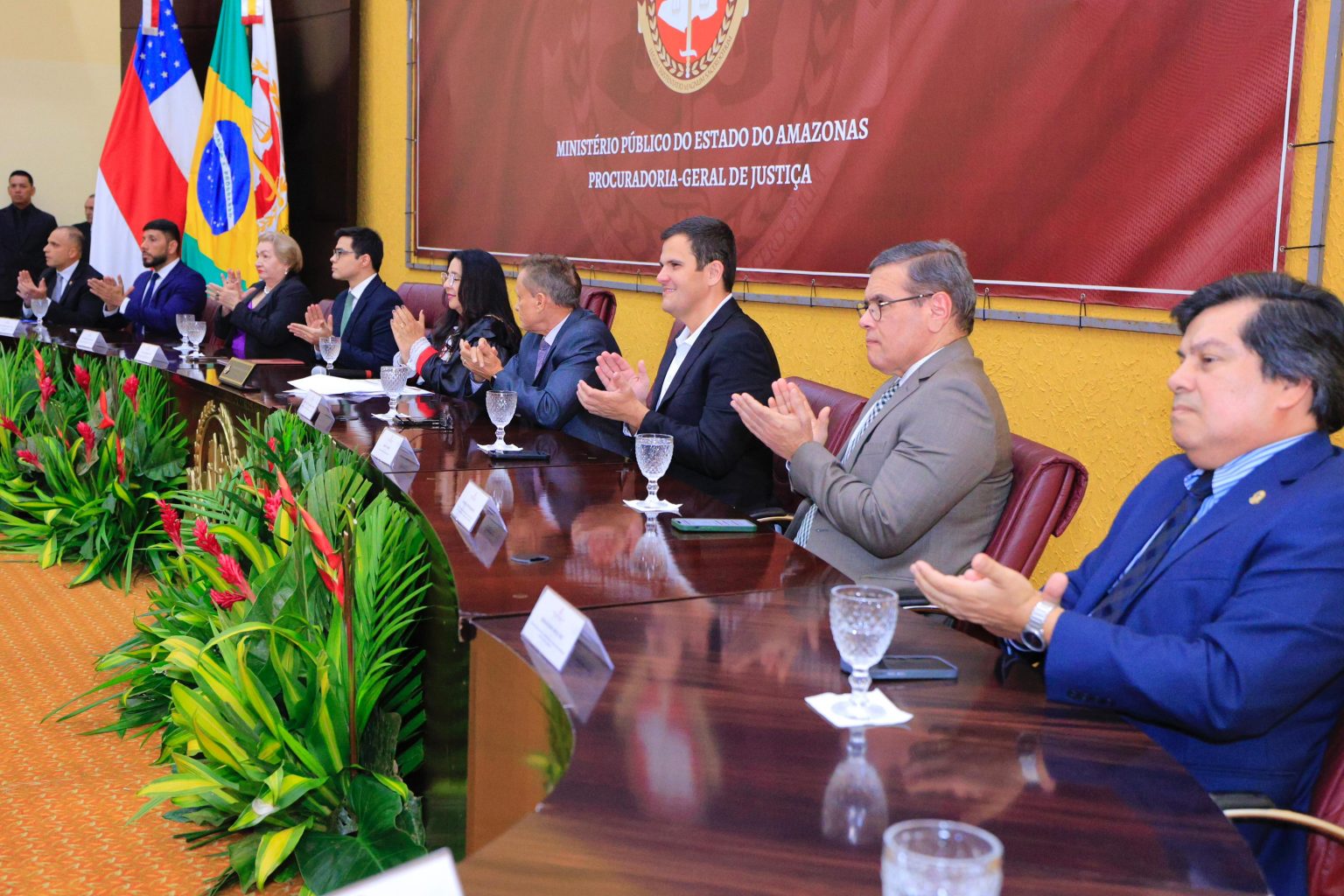 Prefeito em exercício Renato Junior prestigia posse de novos promotores do MP-AM