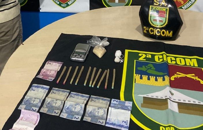 PMAM prende três homens e apreende adolescente suspeitos de envolvimento com tráfico de drogas