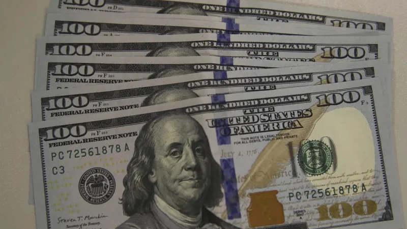 Dólar sobe para R$ 5,46 com IOF e realização de lucros