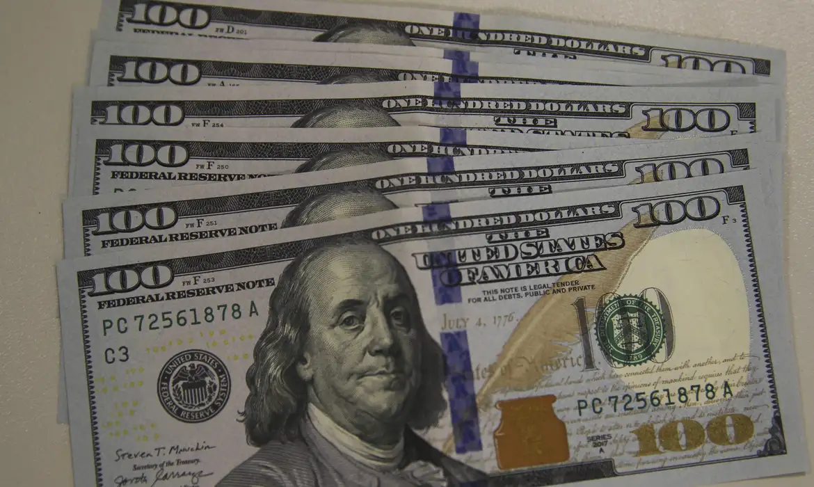 Dólar sobe para R$ 5,46 com IOF e realização de lucros