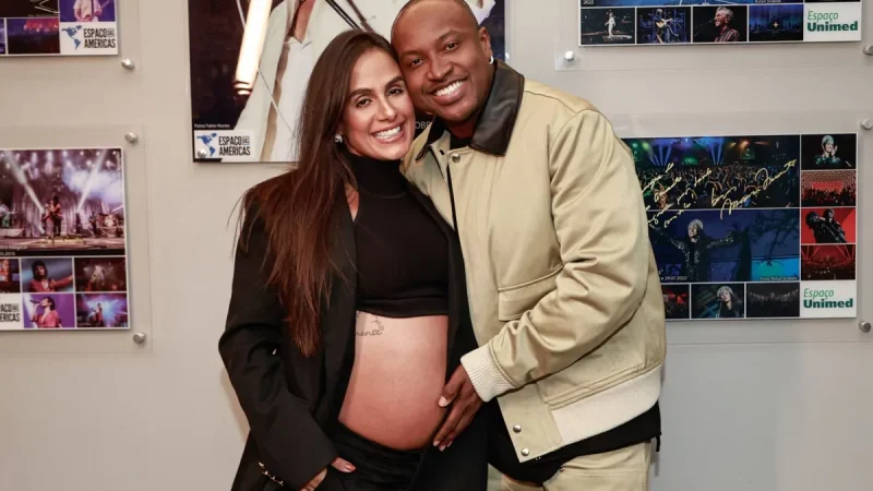 Carol Peixinho exibe barriga no show de Thiaguinho