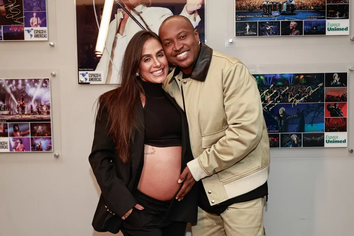 Carol Peixinho exibe barriga no show de Thiaguinho
