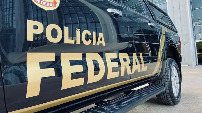 PF faz busca e apreensão de celulares na casa de Bolsonaro
