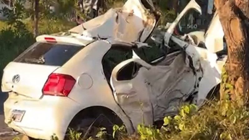 Motorista morre ao bater violentamente em árvore em Manaus
