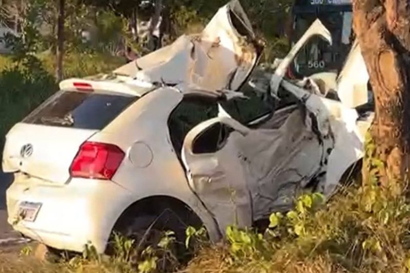 Motorista morre ao bater violentamente em árvore em Manaus