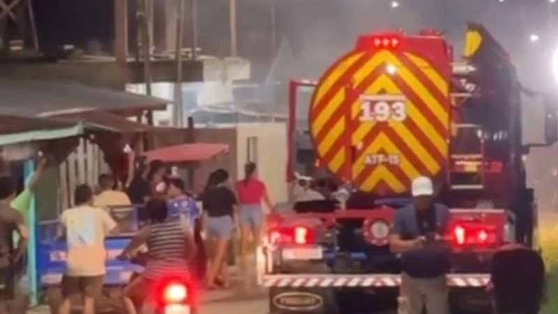 Adolescente fere criança com água quente e moradores tentam incendiar casa
