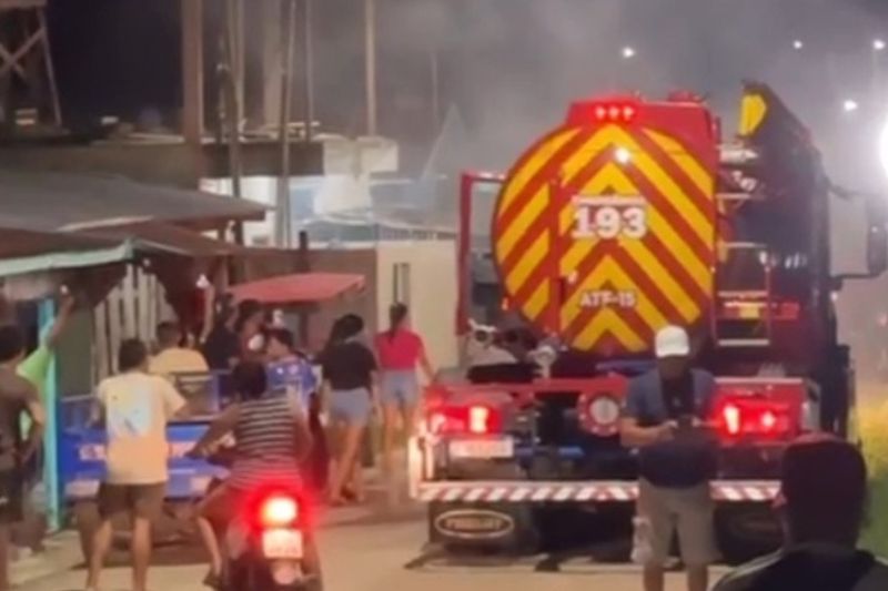 Adolescente fere criança com água quente e moradores tentam incendiar casa