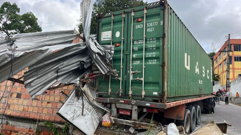 Carreta desgovernada destrói parte de casa e deixa criança ferida em Manaus