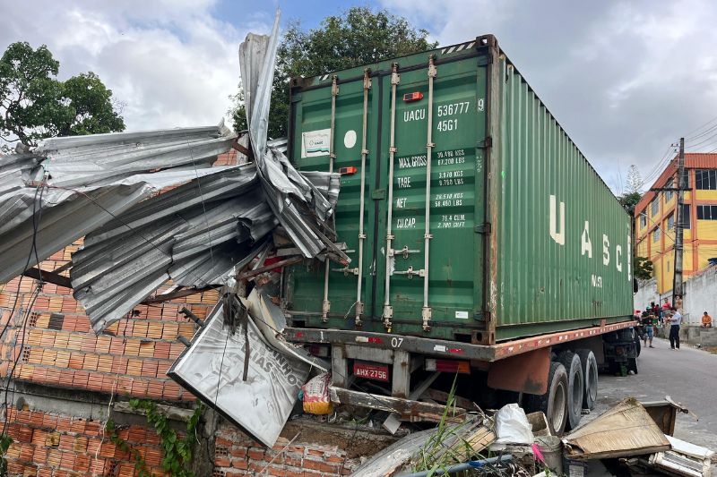 Carreta desgovernada destrói parte de casa e deixa criança ferida em Manaus