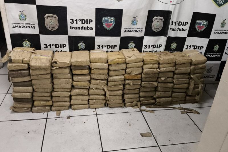 Polícia Militar apreende 110 kg de maconha em barco no AM e suspeitos fogem pelo rio