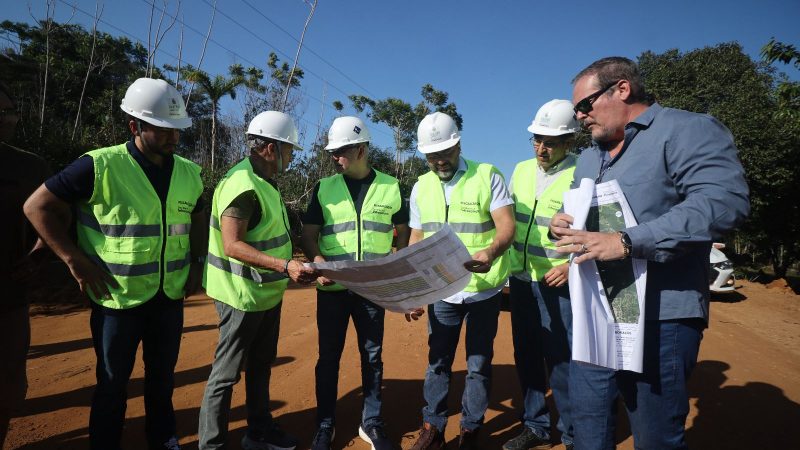 Governador Wilson Lima vistoria obras de pavimentação nos ramais da Cooperativa e do Pau Rosa, na zona rural de Manaus