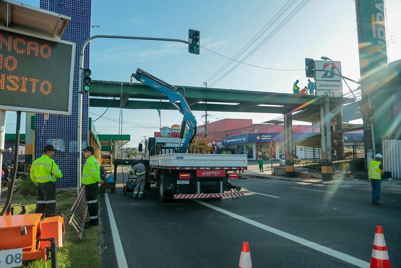 Prefeitura inicia demolição de passarela na Torquato Tapajós para construir nova estrutura com elevadores e padrão de rodovia