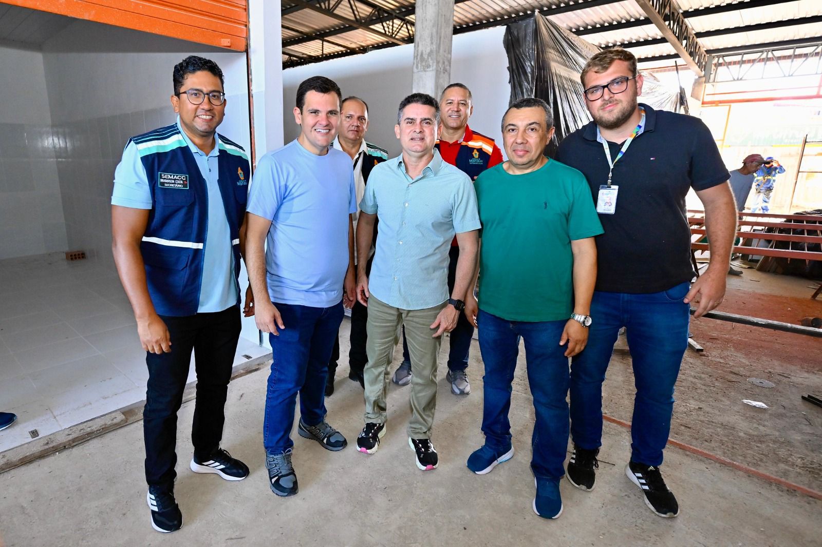 Prefeito David Almeida vistoria construção da nova praça de alimentação da feira da Manaus Moderna