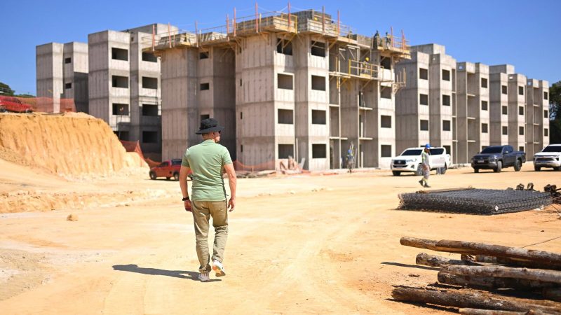 Prefeito David Almeida fiscaliza construção de conjunto habitacional com 576 moradias na avenida do Turismo