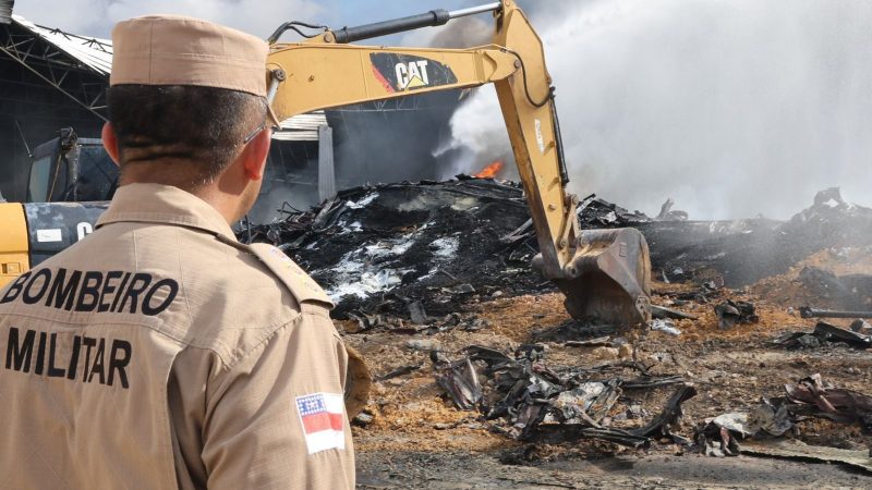 Governo do Amazonas monta força-tarefa para combater incêndio de grandes proporções em Manaus