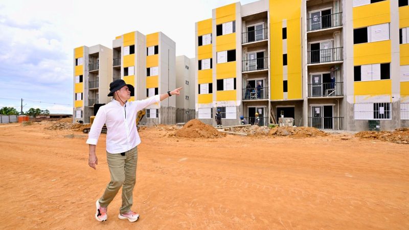 Prefeito David Almeida inspeciona obras do residencial Carlos Braga, primeiro construído e entregue pela gestão