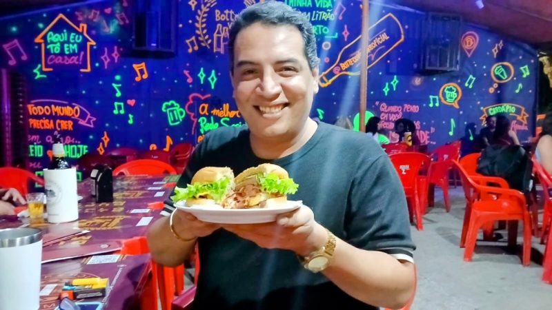 BOTTEKO VIDEOKÊ HOMENAGEA JORNALISTA HUGO ARAÚJO, LIDERA NO BAIRRO PARQUE 10 E CHAMA ATENÇÃO DE OUTRAS ZONAS DA CIDADE
