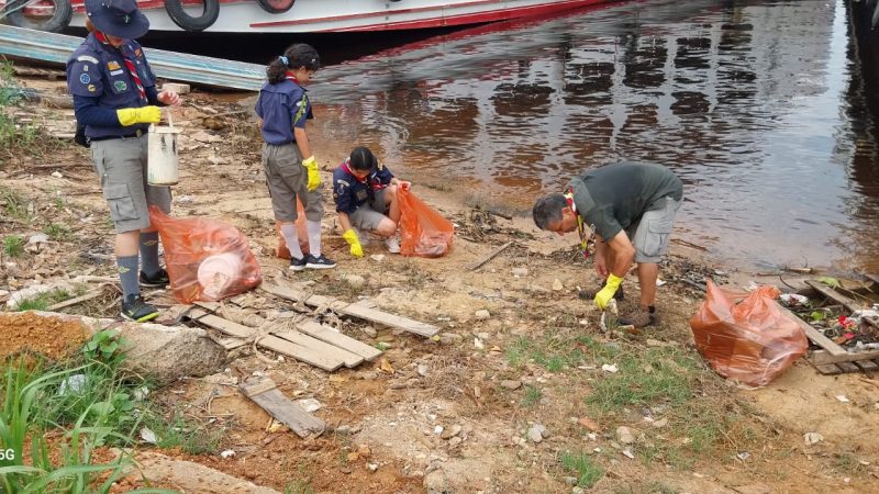 Escoteiros e Semulsp recolhem mais de 50 sacos de lixo no porto de São Raimundo