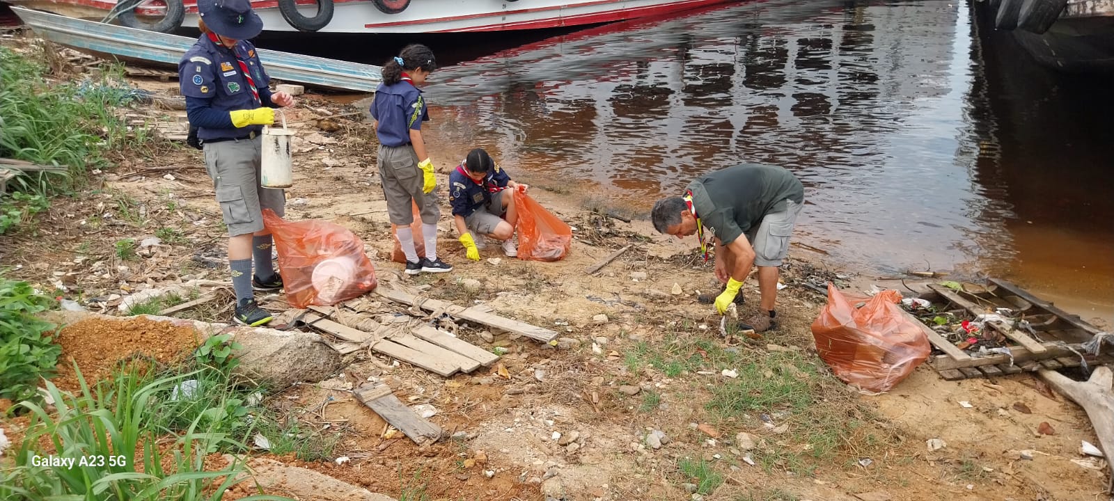 Escoteiros e Semulsp recolhem mais de 50 sacos de lixo no porto de São Raimundo