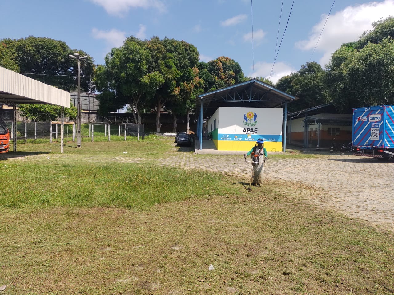 Apae Manaus recebe mutirão da Seap para limpeza e capinação do terreno